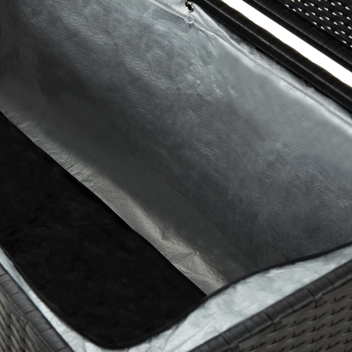 In einer dunkelgrauen Outdoor-Aufbewahrungsbox. Ausgekleidet mit glänzendem Material.