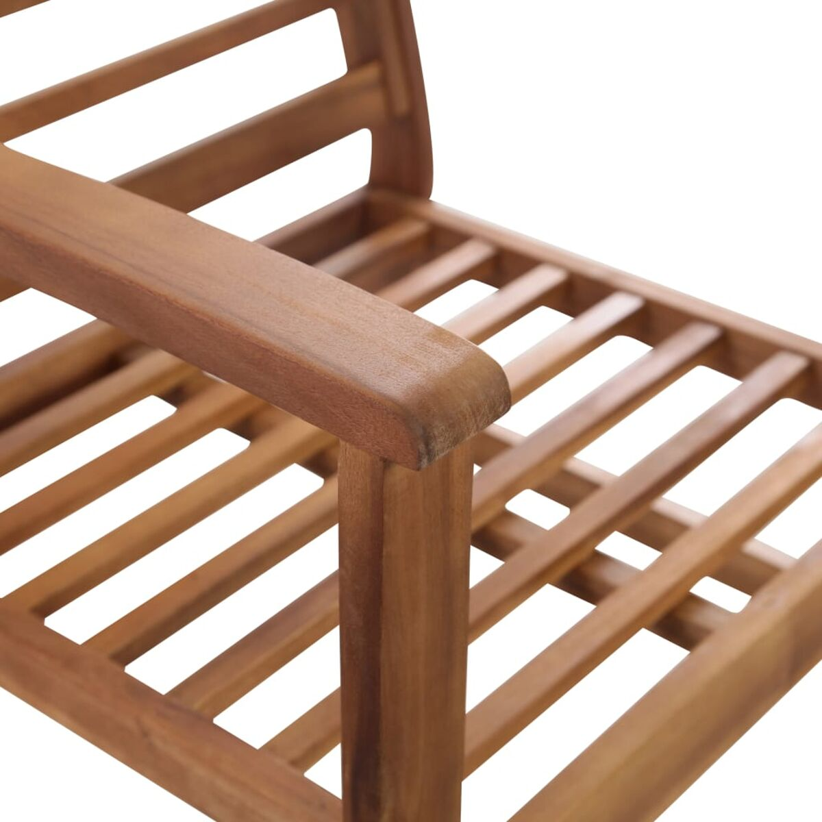 Nahaufnahme der Armlehne eines Holzstuhls. Hellbraunes Holz mit sichtbarer Maserung.