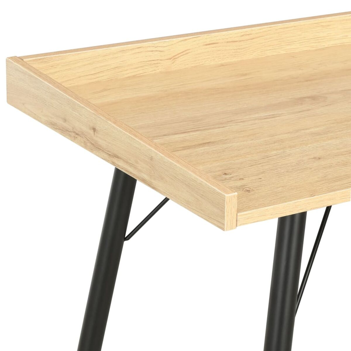 Ecke eines Holzschreibtischs. Der Schreibtisch hat eine helle Holzplatte und schwarze Metallbeine.