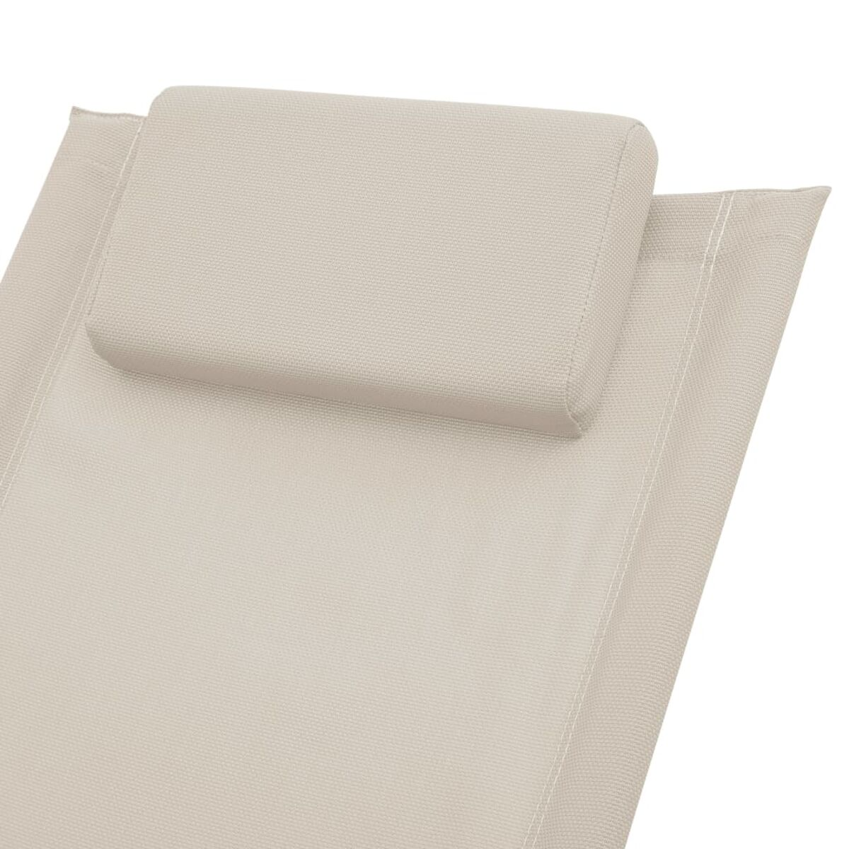 Eine beige Kopfstütze auf einem beigen Liegestuhl.