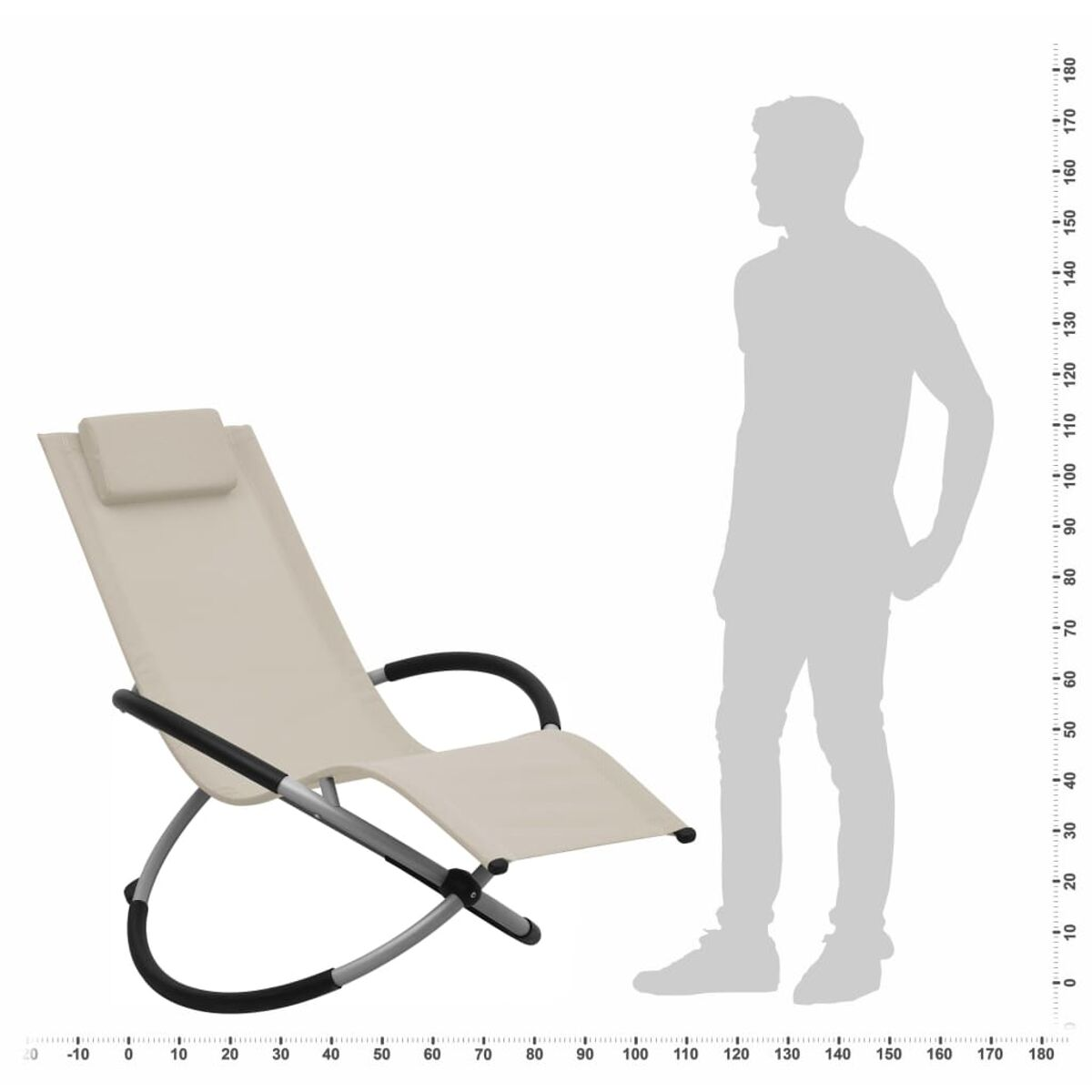 Ein beigefarbener Outdoor-Schaukelstuhl mit Kopfstütze, eine Person ist neben dem Stuhl silhouettiert.