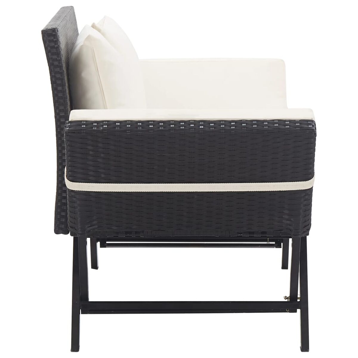Ein schwarzes Korbmöbelsofa mit weißen Kissen und Rückenlehne.