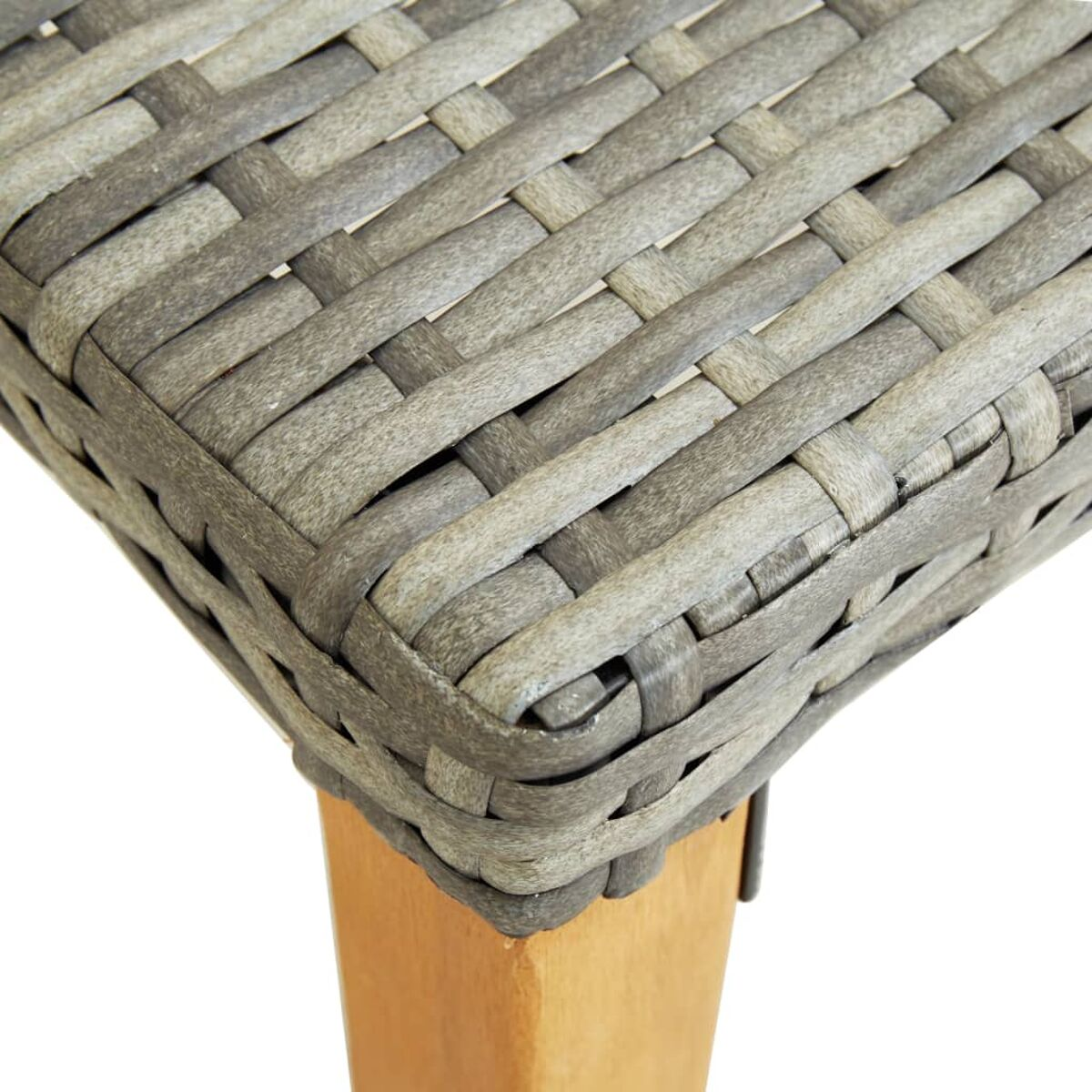 Nahaufnahme von grau gewebtem Rattan. Holzbein unten.