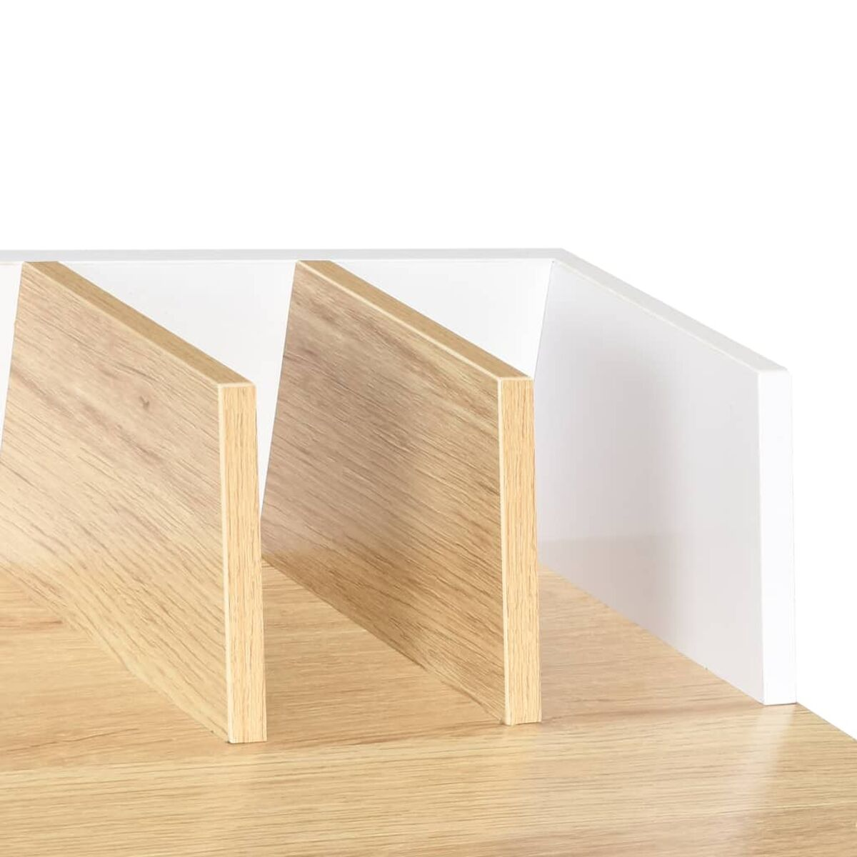 Schreibtisch mit Holz- und weißen Elementen. Weißer Hintergrund.