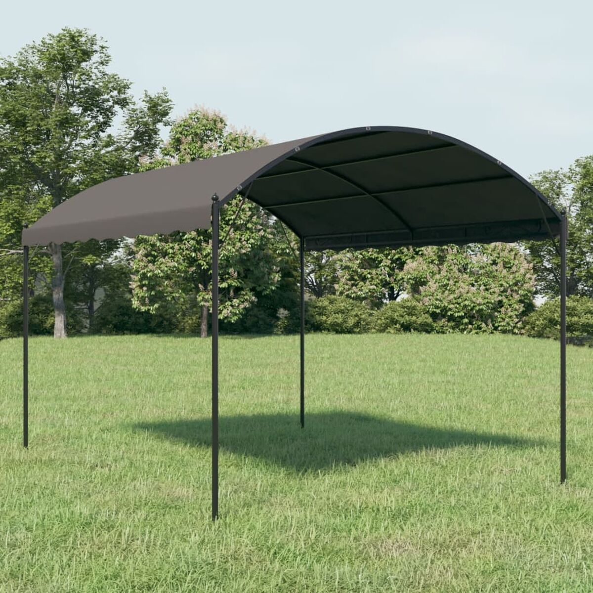 Dunkelgrauer Pavillon auf einer grünen Wiese. Bäume sind im Hintergrund. Das Dach ist gewölbt.