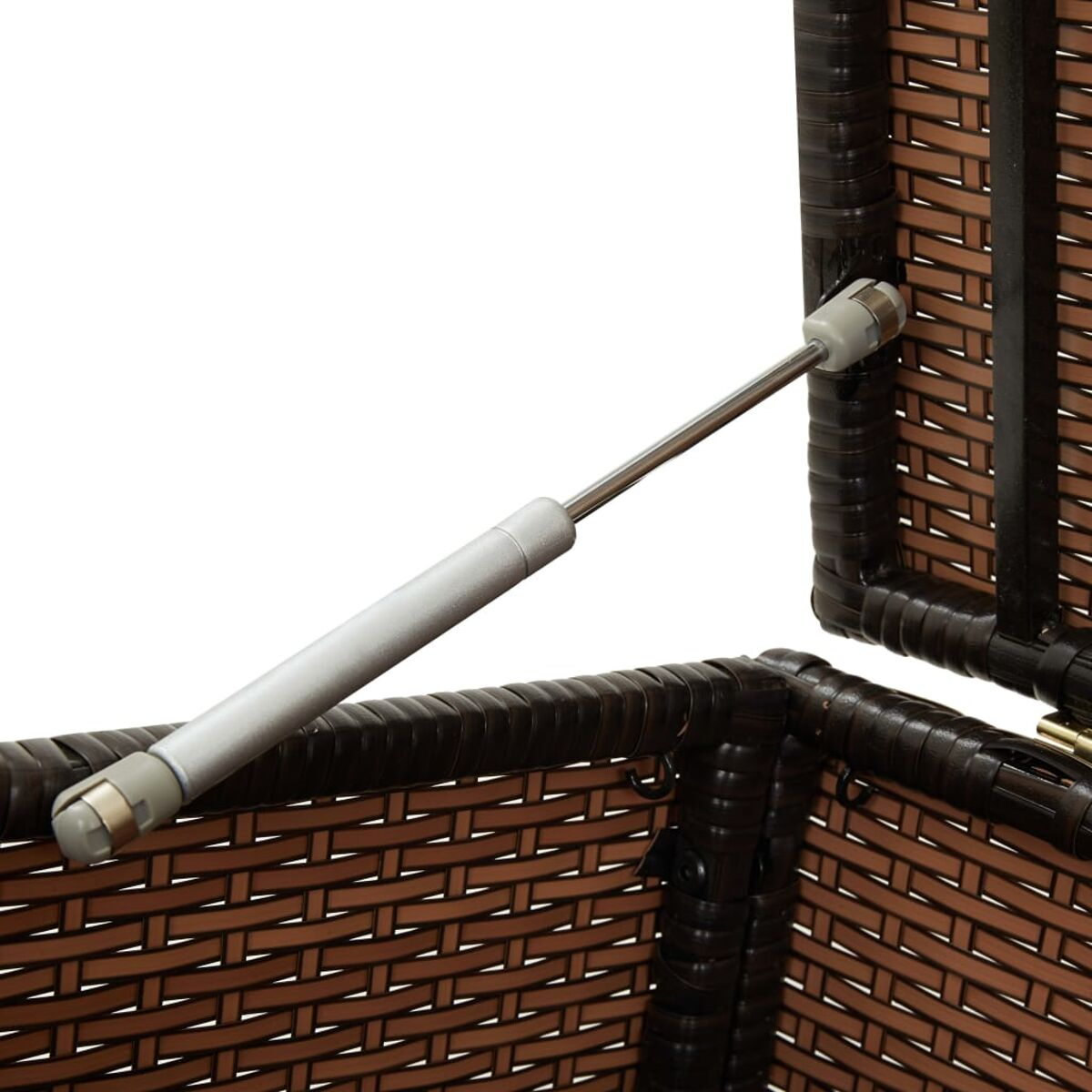 Offene braune Rattan-Truhe mit silberner Gasfeder. Weißer Hintergrund.