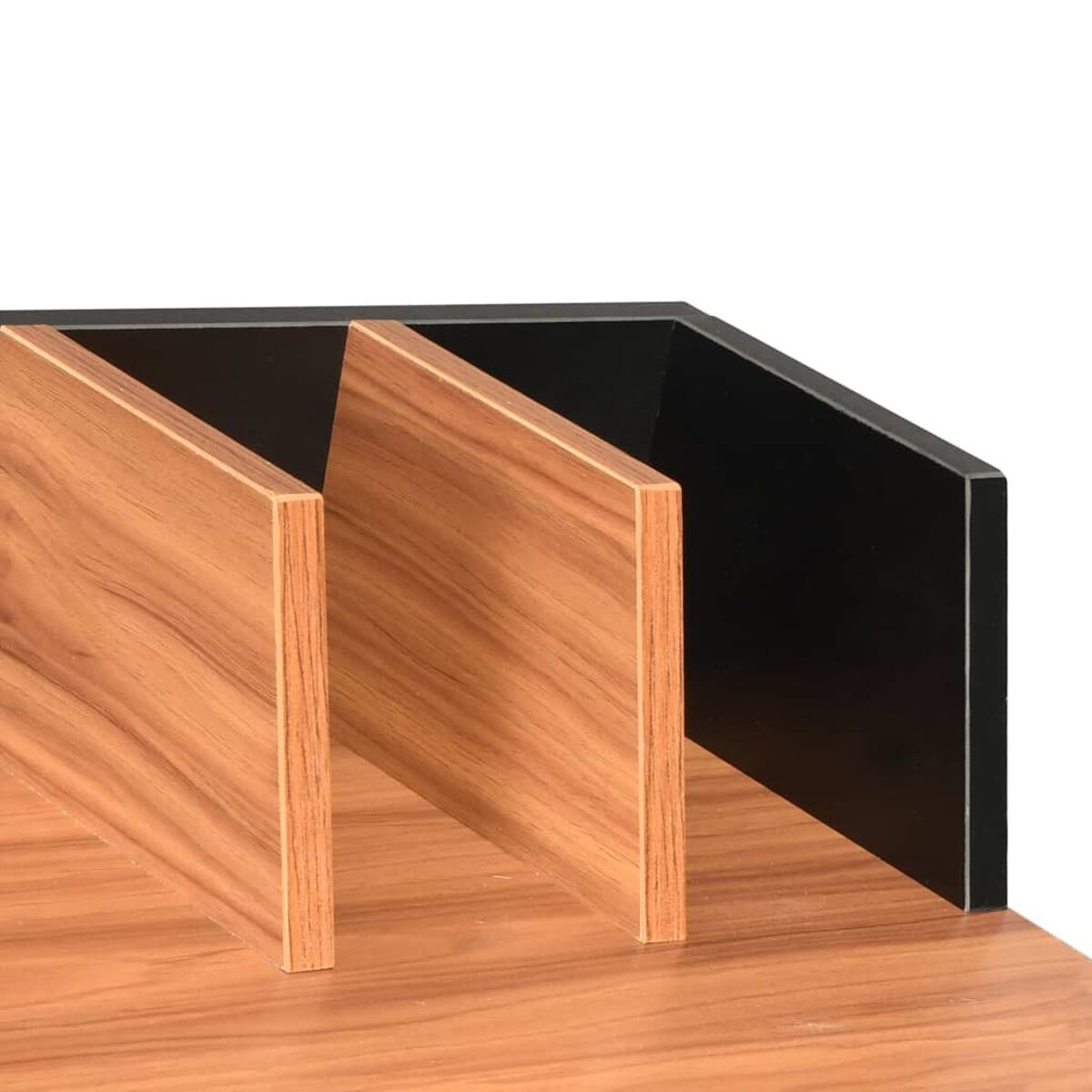Schreibtisch-Organizer aus Holz mit drei Fächern. Hellbraunes Holz. Schwarze Akzente.