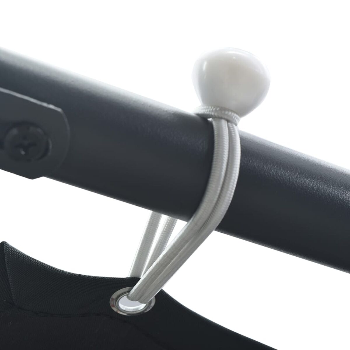 Nahaufnahme eines Bungee-Seils mit weißem Ball, befestigt an einem schwarzen Balken.