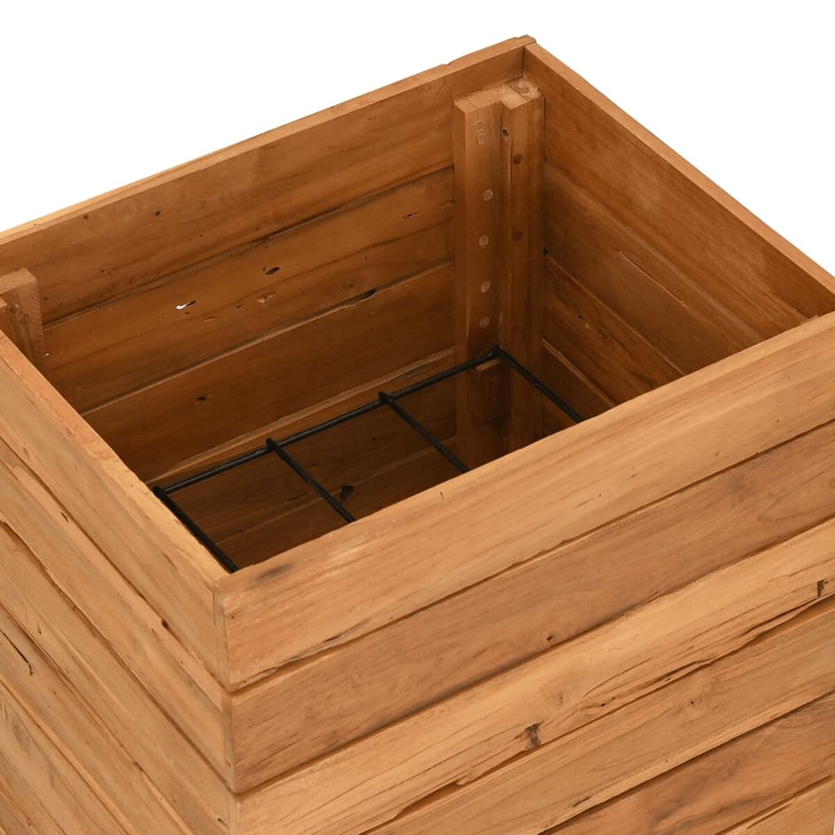 Holzkasten mit Metallgitter. Das Holz hat eine natürliche Farbe.