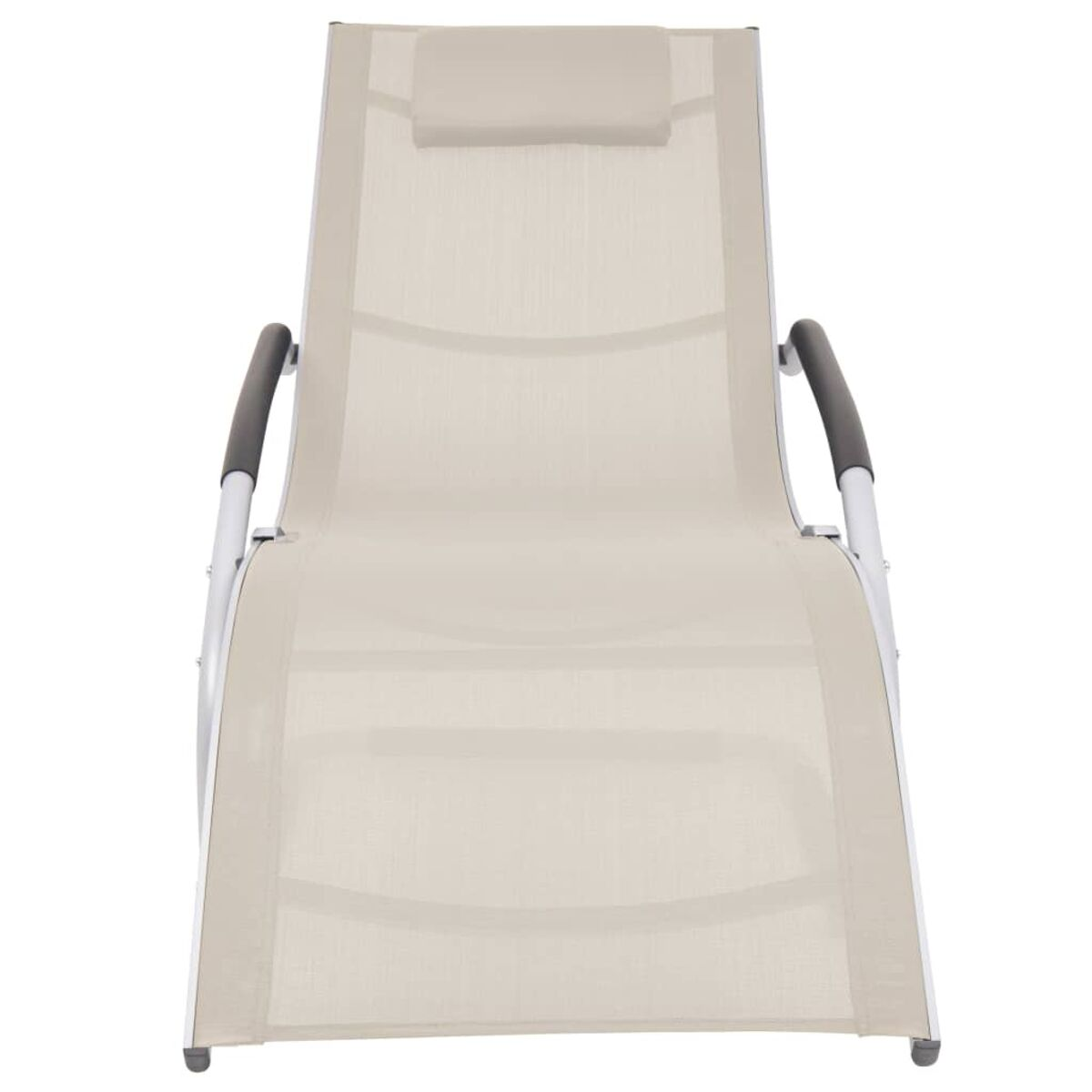 Beige Chaiselongue, Vorderansicht. Mit Kopfstütze und Armlehnen, silberner Rahmen, weißer Hintergrund.