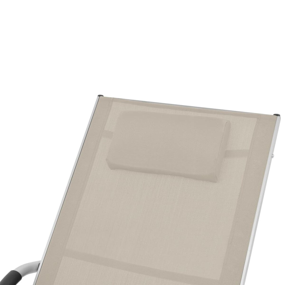 Eine beige Kopfstütze und ein Teil einer beigefarbenen Liege mit Netz sind sichtbar.
