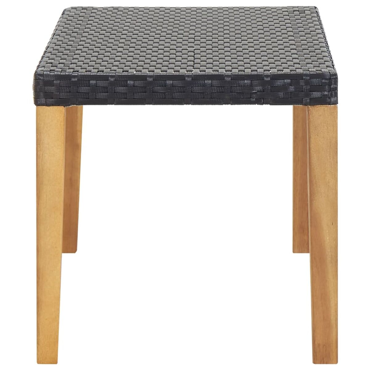 Quadratischer, grauer Rattan-Hocker. Holzbeine. Direkt betrachtet. Schlichter Hintergrund.