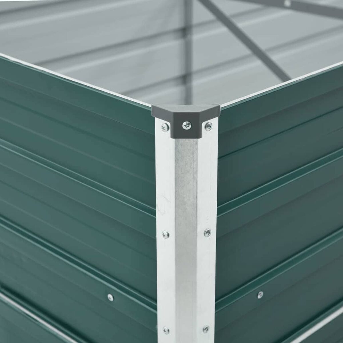 Nahaufnahme einer Ecke eines grünen Metall-Gartenbeets. Silberner Metallrahmen und Schrauben.
