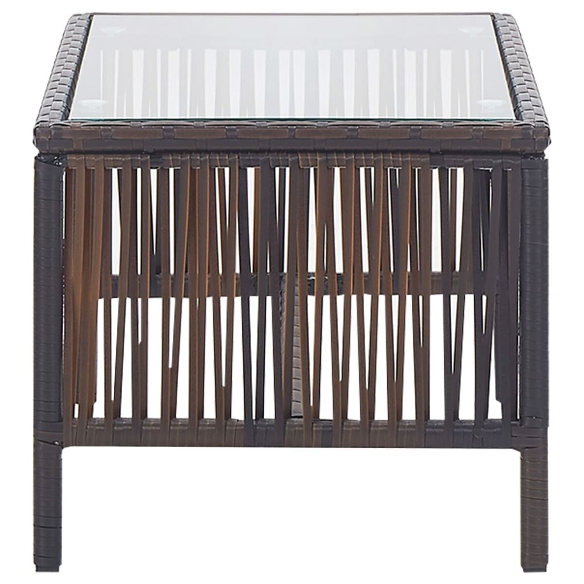 Ein quadratischer Couchtisch mit Glasplatte. Der Rahmen besteht aus gewebtem braunem und schwarzem Material. Weißer Hintergrund.