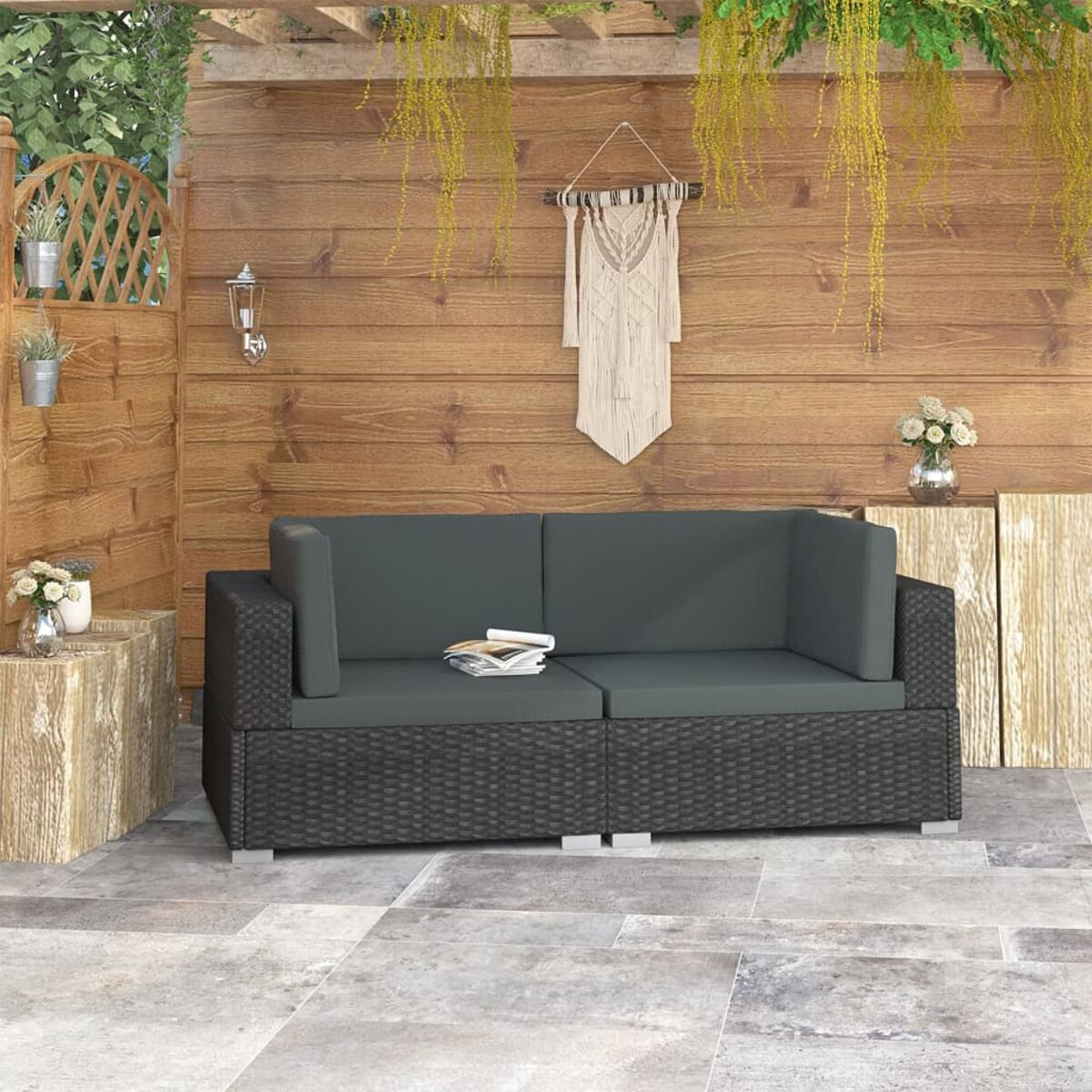 Outdoor-Terrassenset mit dunkelgrauen Kissen und Holzhintergrund.