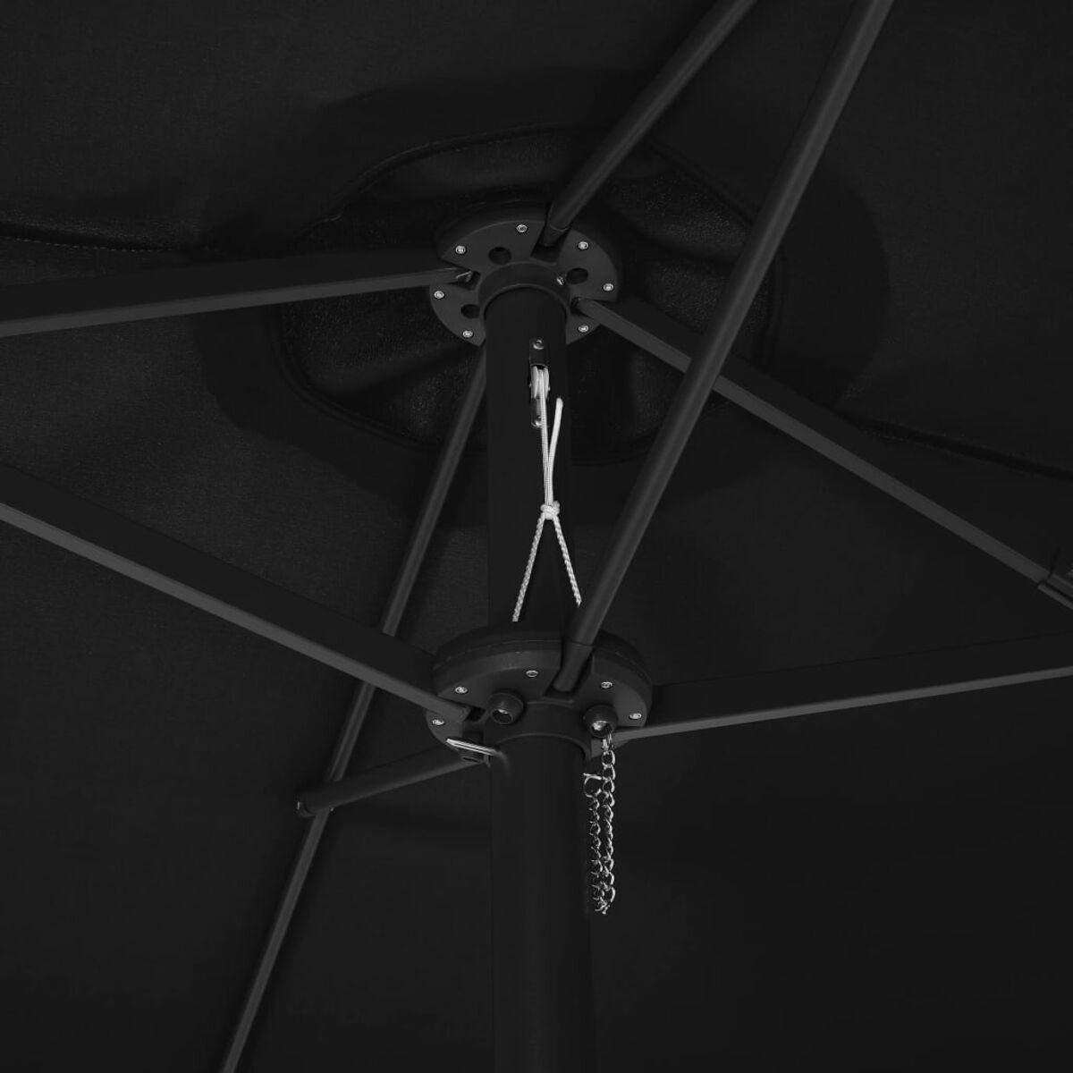 Ansicht von unten eines schwarzen Schirmdachs mit Metallrahmen und Kette.