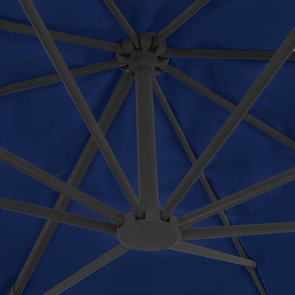 Ansicht von unten eines blauen Schirmrahmens.