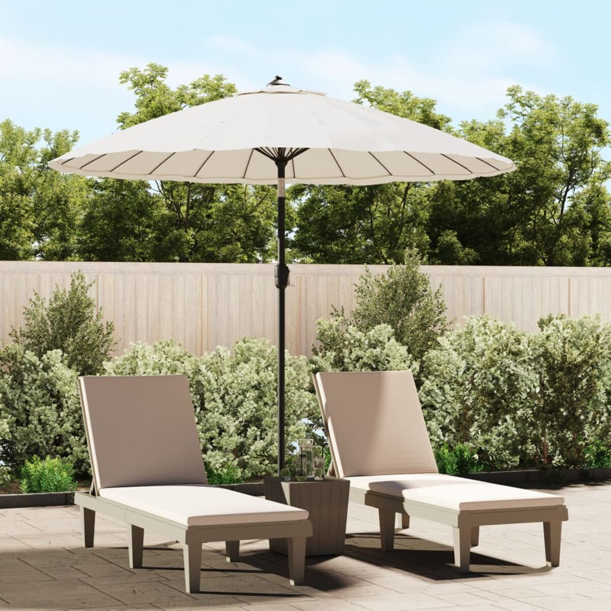 Terrassenszene mit zwei beigen Liegestühlen, einem weißen Sonnenschirm und Grün im Hintergrund.