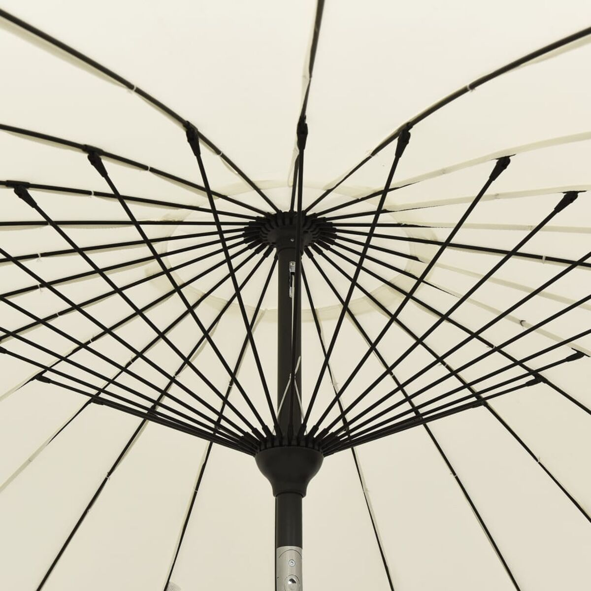 Ein offener weißer Regenschirm wird von unten gezeigt, mit schwarzen Rippen und einer zentralen schwarzen Stütze.
