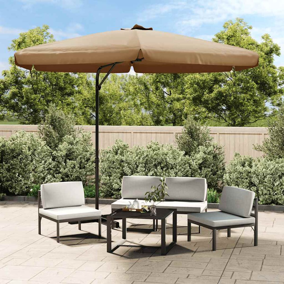 Gartenmöbel-Set mit Sonnenschirm, Sofa und Stühlen.