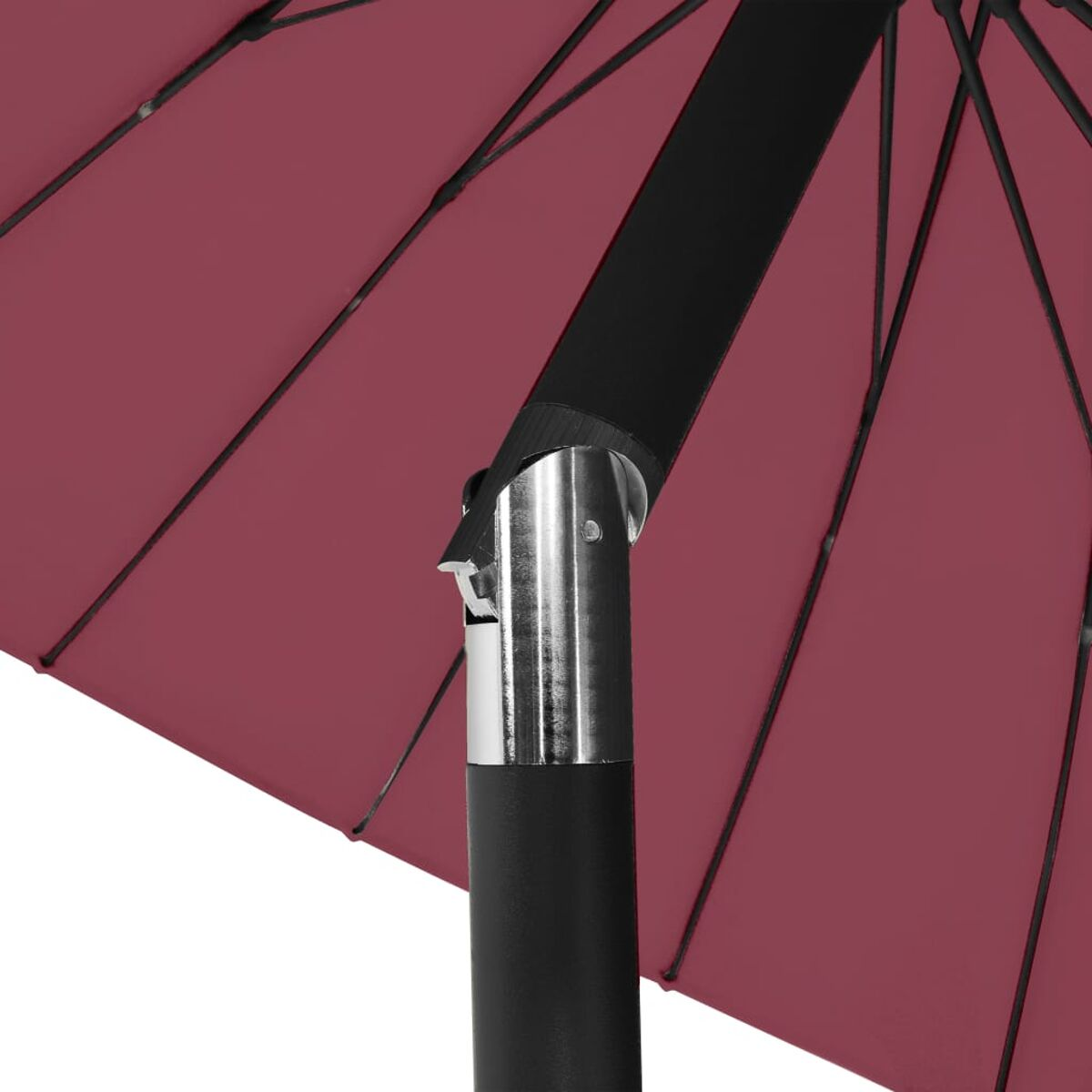 Rahmen und Baldachin eines Regenschirms, mit dunkelroter Farbe, von unten gesehen.