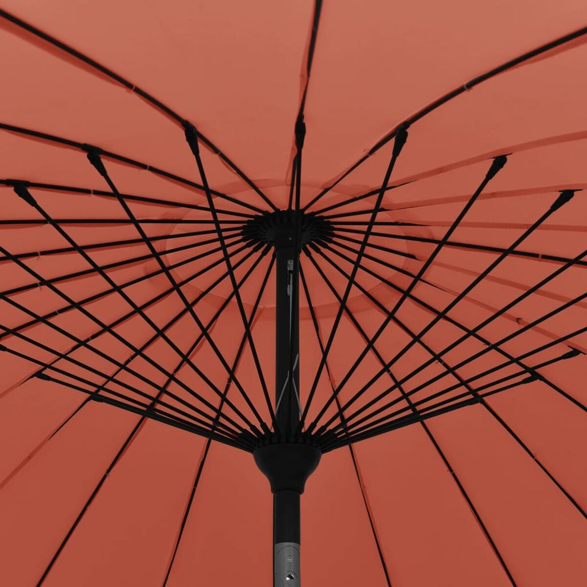 Innenansicht eines orangefarbenen Regenschirms mit schwarzen Stützbalken. Weißer Hintergrund.
