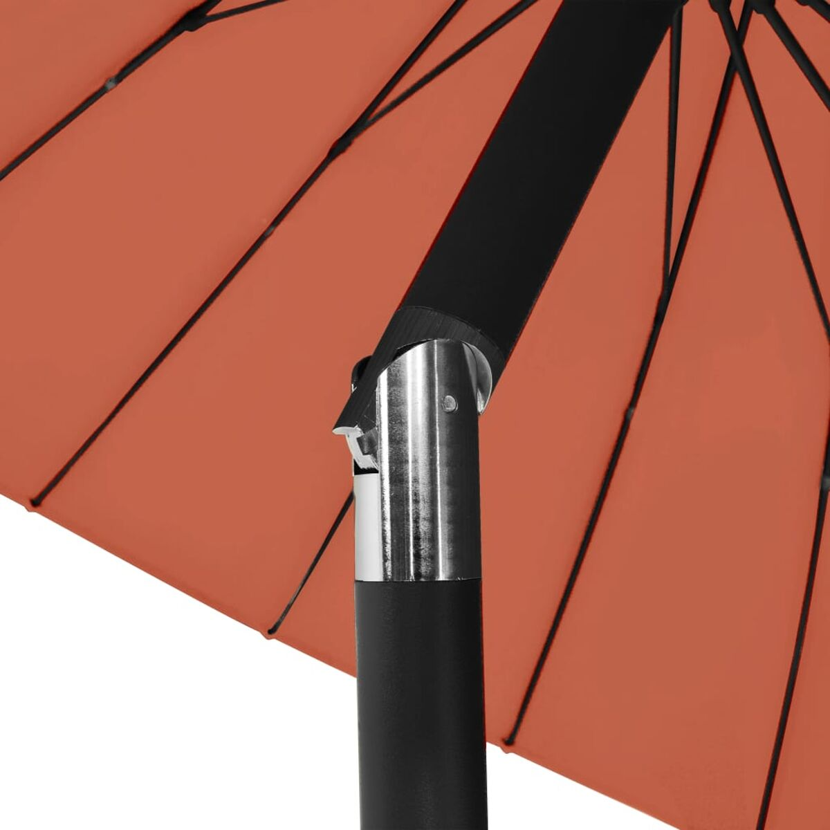 Nahaufnahme eines orangefarbenen Schirms. Schwarzer Mast und Rahmen.
