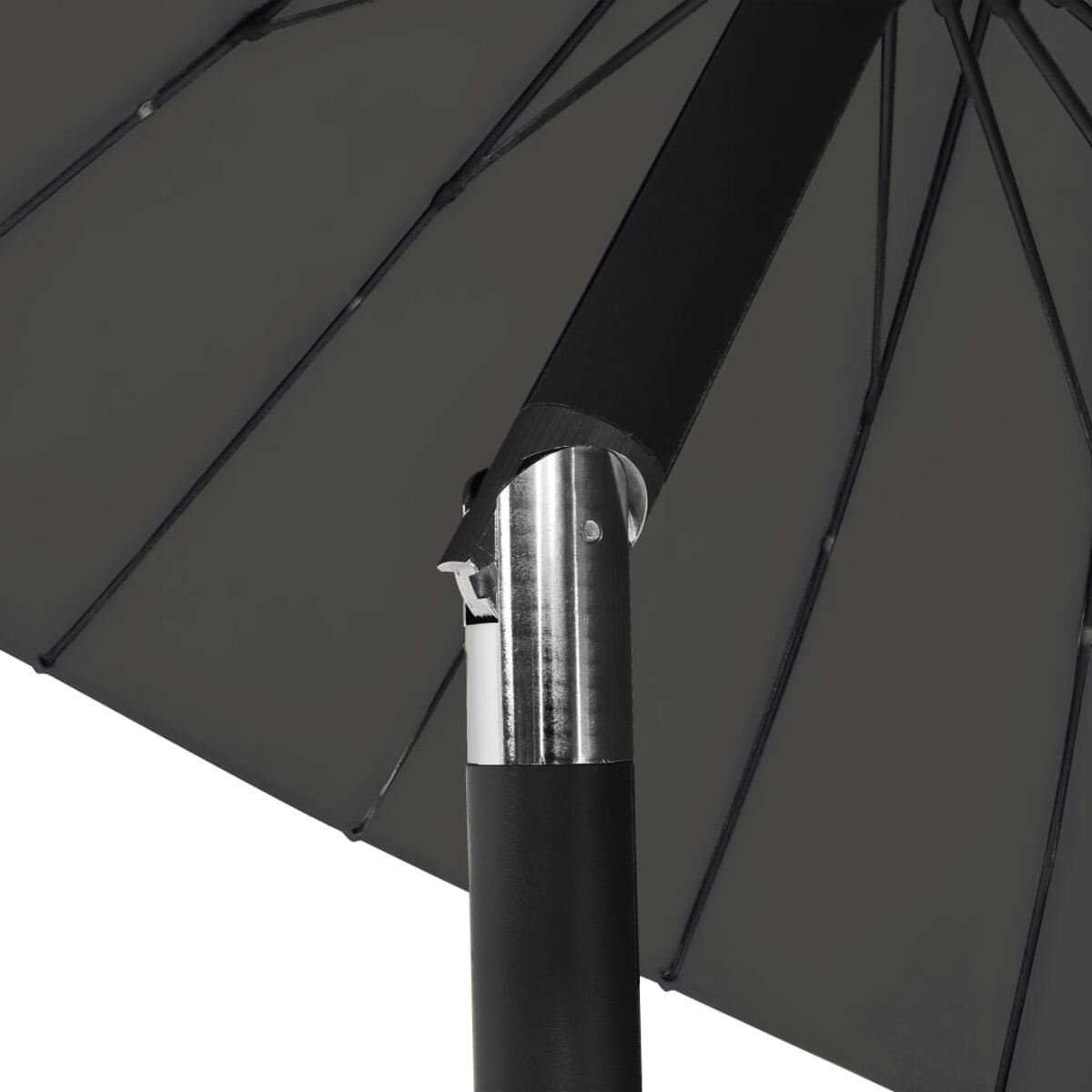 Nahaufnahme eines schwarzen Regenschirms mit Metallstange. Der Stoff ist grau.