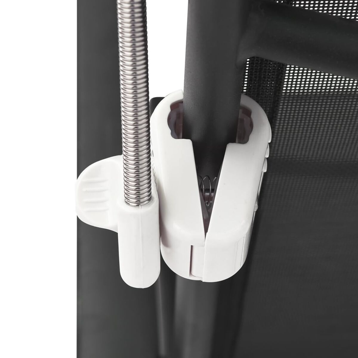 Nahaufnahme eines weißen Clips, der einen Gegenstand an einer schwarzen Metallstange befestigt. Ein flexibles Metallrohr ist ebenfalls sichtbar.