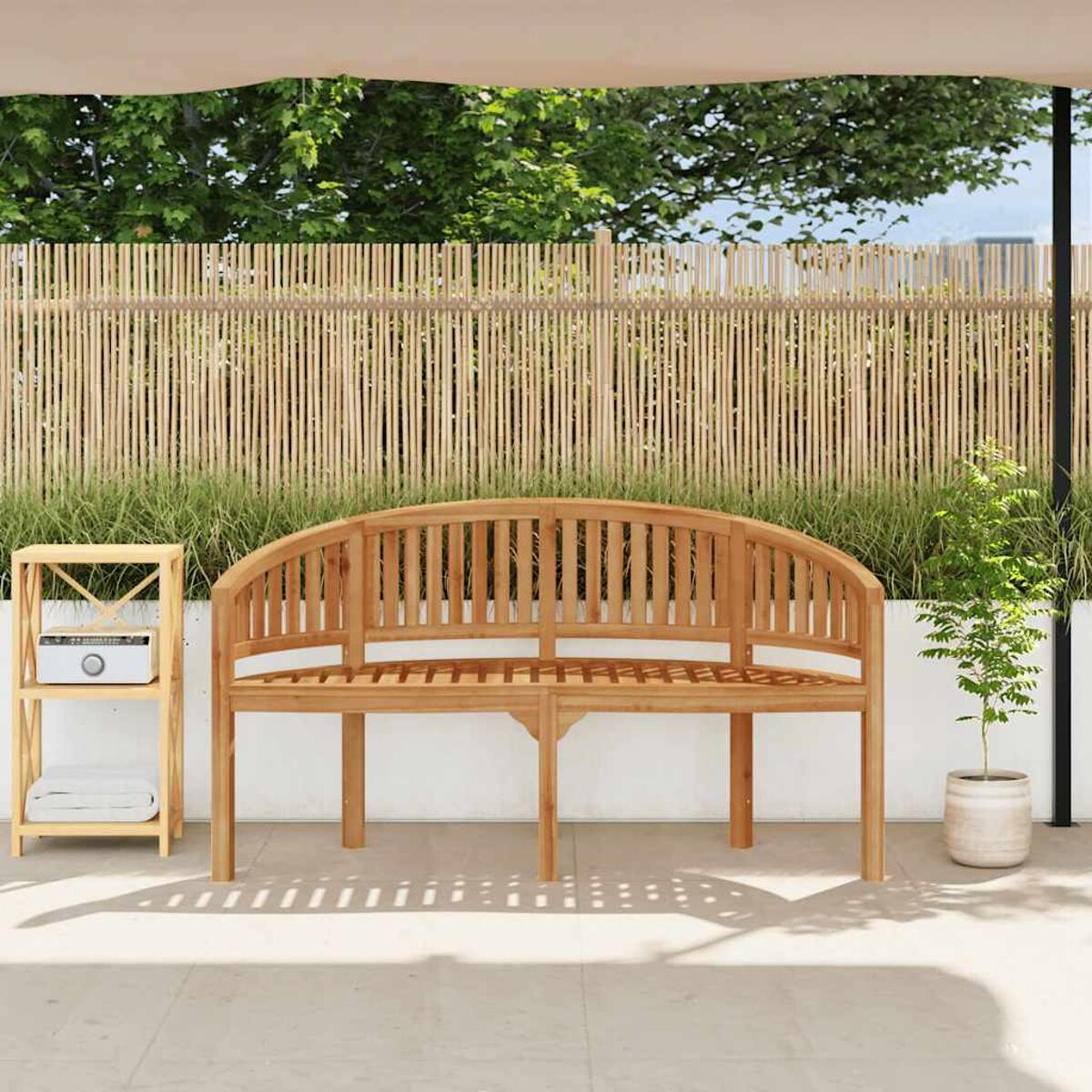 Gebogene Holzbank auf der Terrasse. Ein kleines Regal und eine Topfpflanze befinden sich links und rechts.