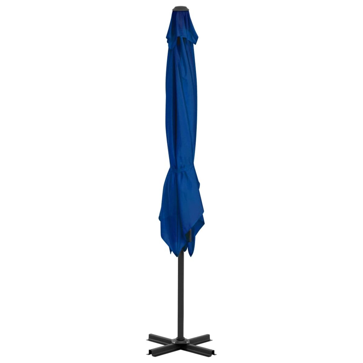 Geschlossener blauer Sonnenschirm mit schwarzem Pfosten und Sockel, vor weißem Hintergrund.