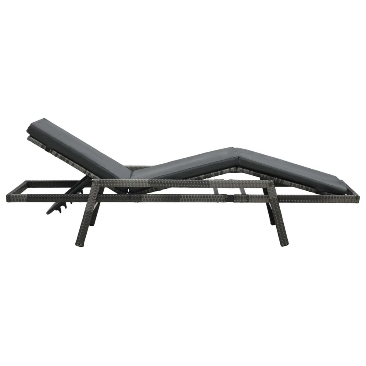 Graue Rattan-Chaiselongue. Graues Kissen. Angeschaute Ansicht, schlichter Hintergrund.