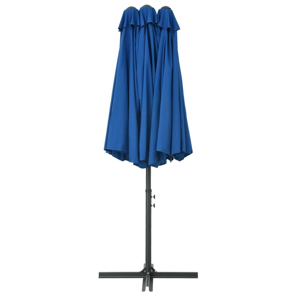 Blauer Sonnenschirm, geschlossen. Der Sockel ist schwarz und die Stange ist schwarz. Drei Ebenen.