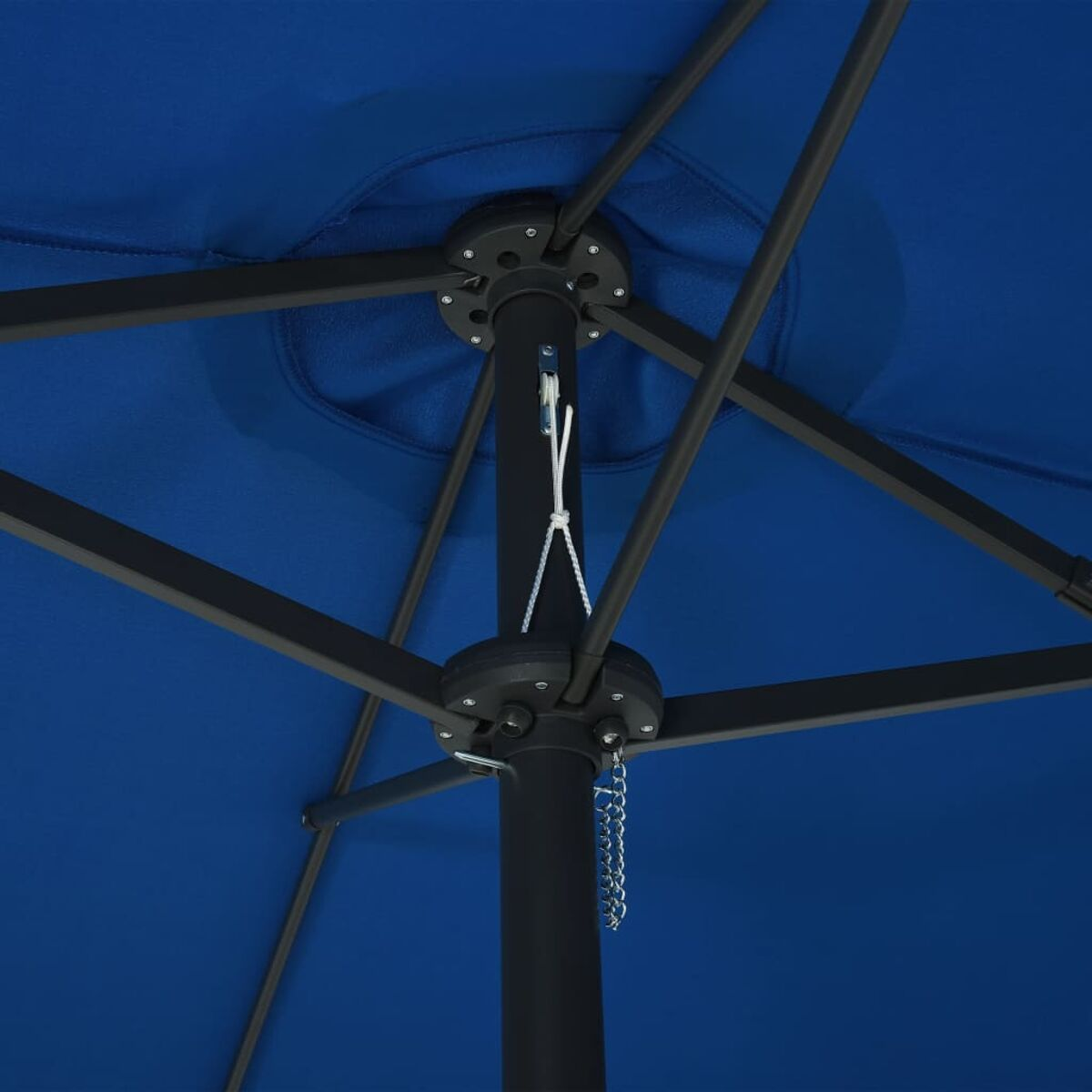 Blauer Schirmaufsatz mit schwarzem Rahmen, Kette und zentraler Stütze.