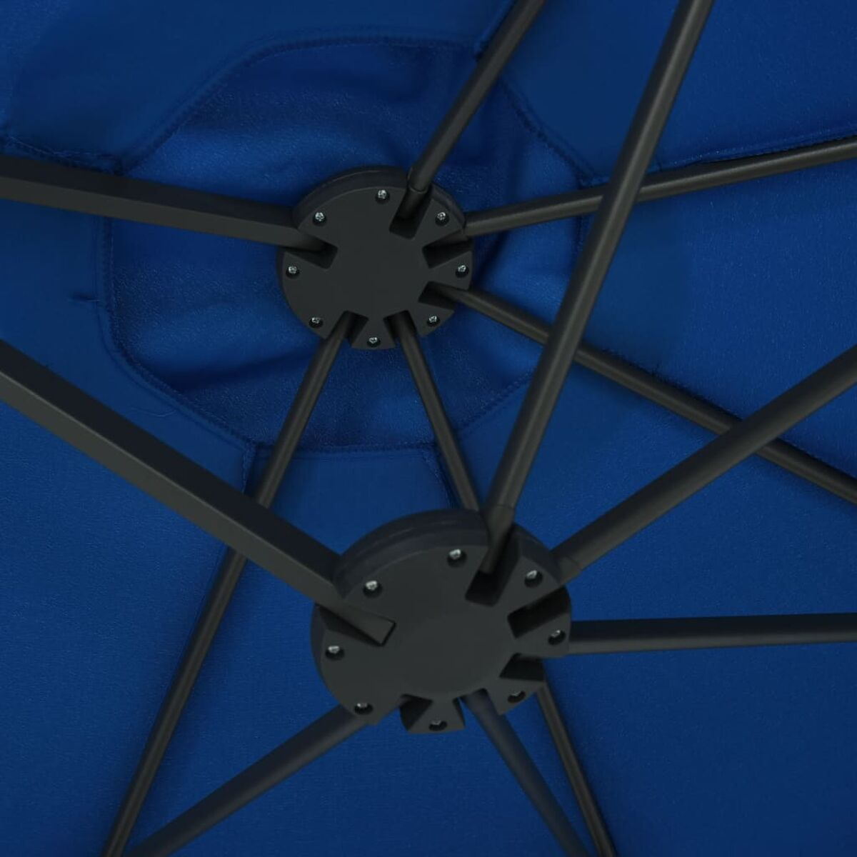 Blauer Schirm innen. Schwarzes Metallgestell mit Verbindungsstellen und Mittelteil. Stoffdach.