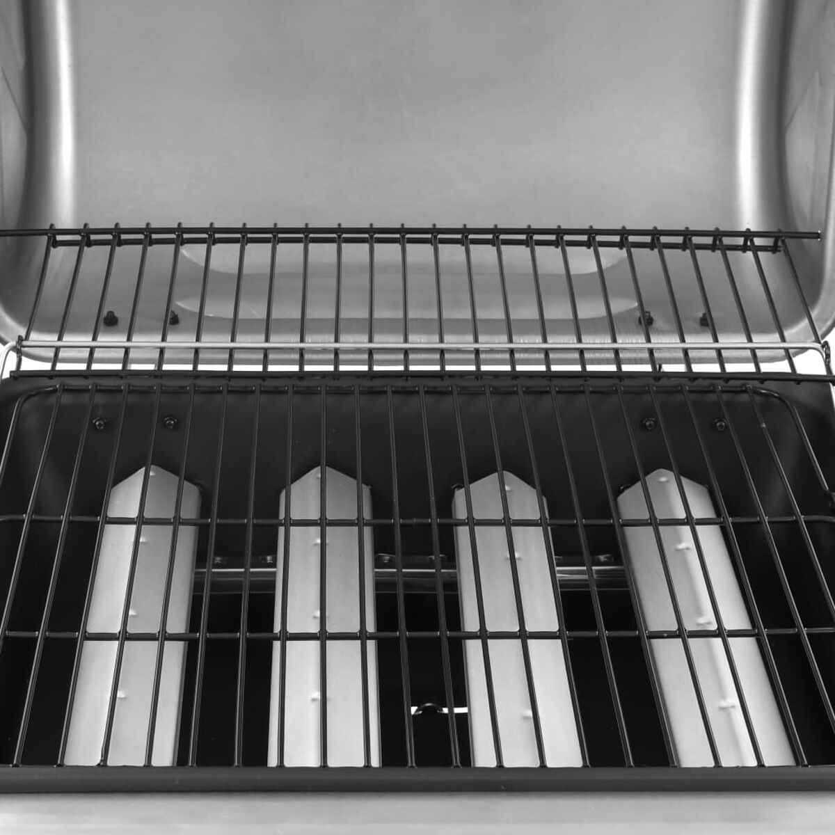 Nahaufnahme des Grillinnenraums mit Rosten und Flammenverteilern.