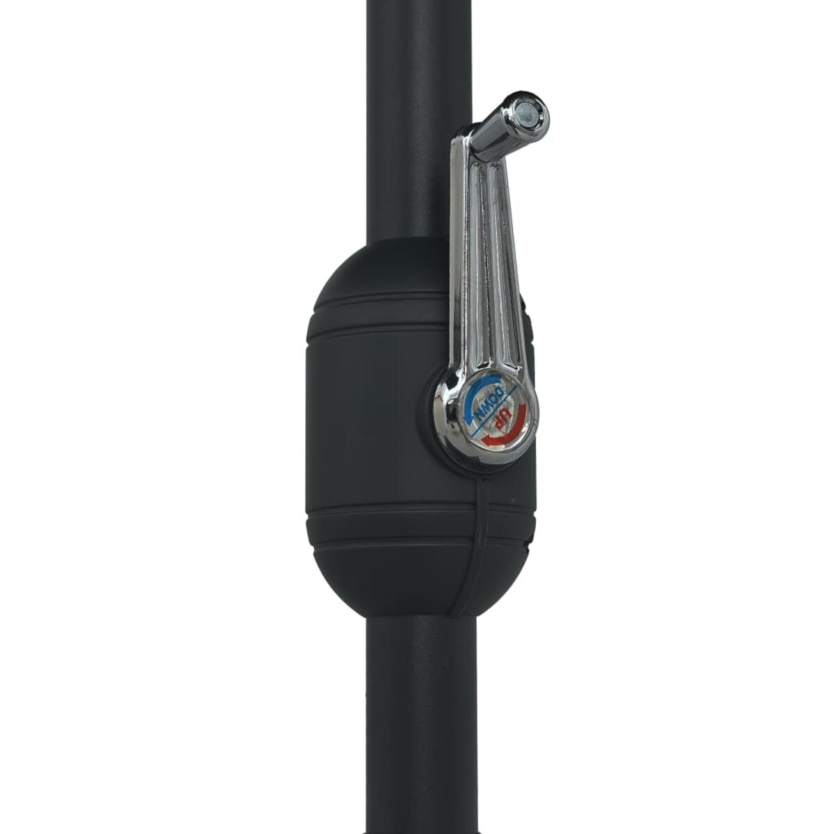 Nahaufnahme eines Kurbelmechanismus an einem schwarzen Schirmmast mit Auf- und Ab-Etiketten.