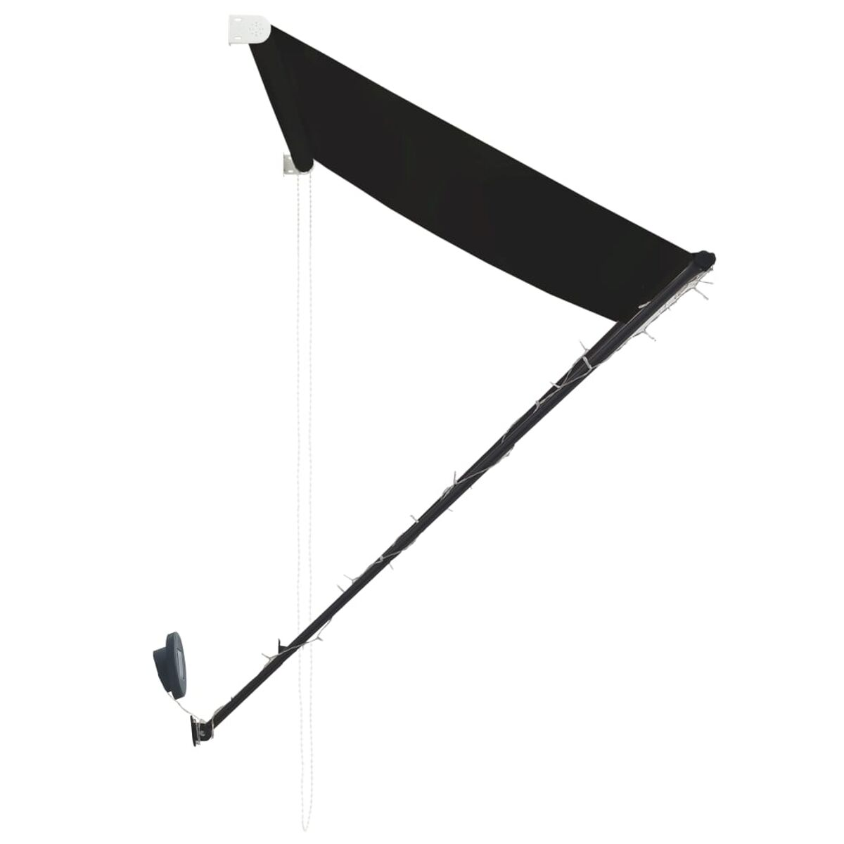 Eine schwarze, verstellbare Markise an einer Wand montiert. Sie hat eine Kurbel und eine weiße Kette.
