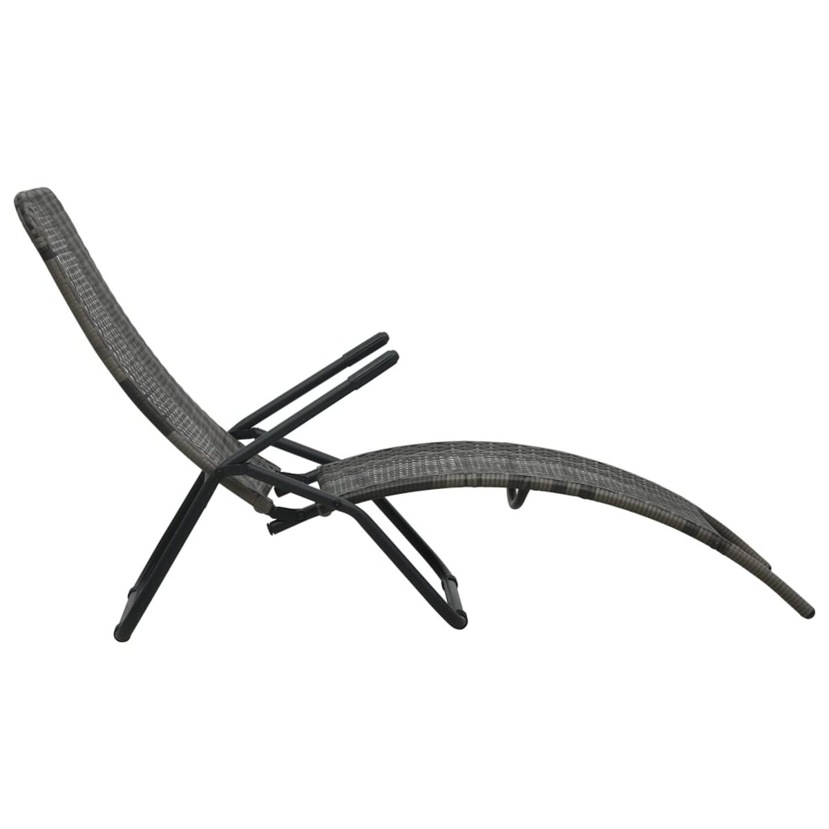 Graue gewebte Liege mit geschwungenem Design, schwarzem Rahmen und Armlehnen, vor weißem Hintergrund.