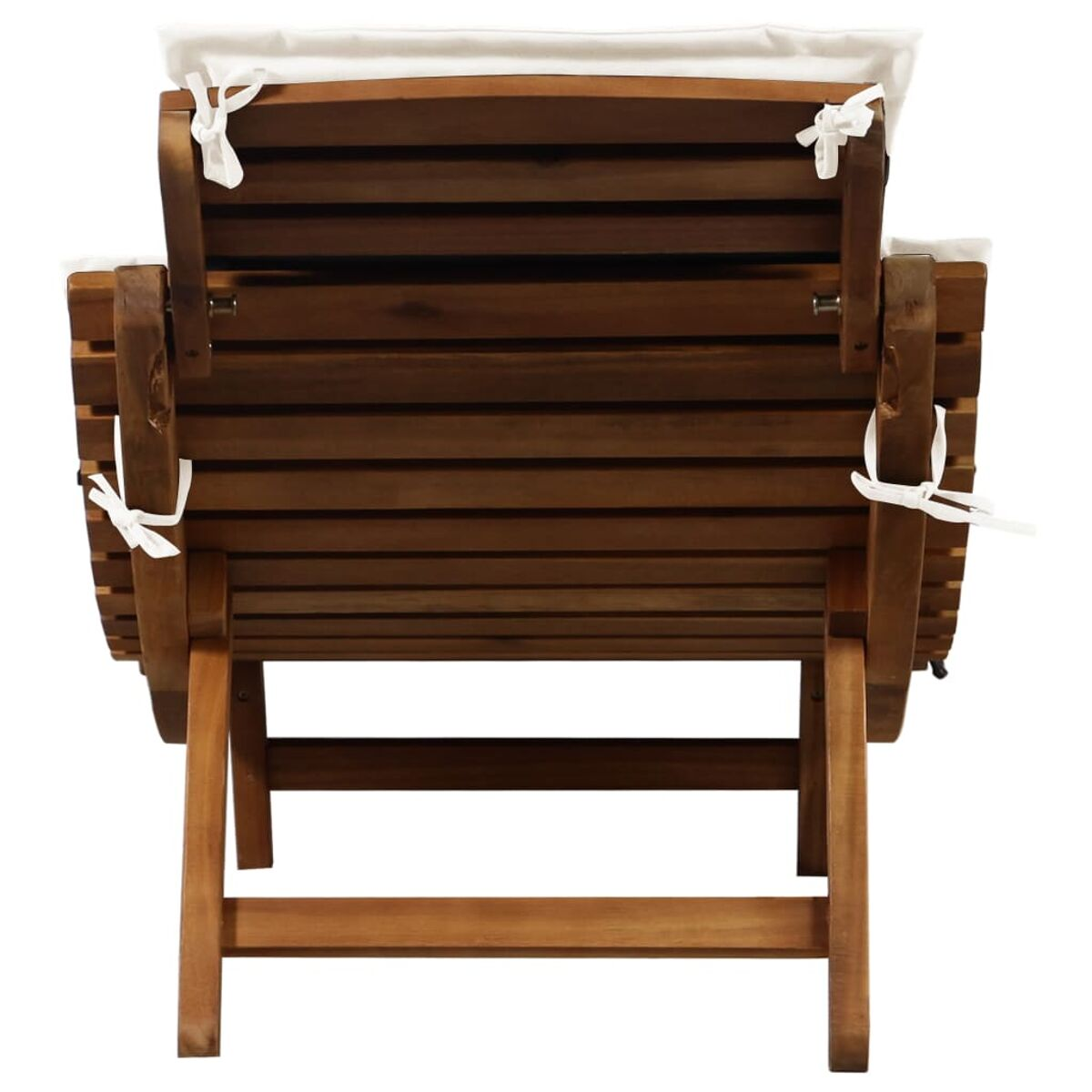 Holzstuhl für den Außenbereich. Der Stuhl hat ein weißes Kissen. Der Rücken hat Lücken.