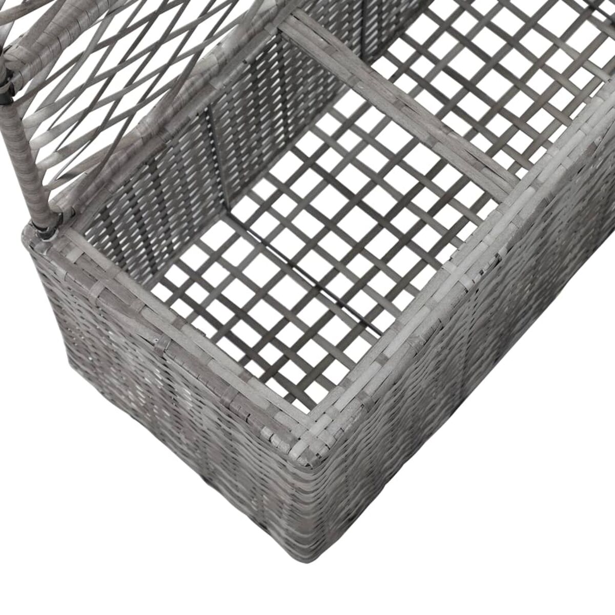 Graue Rattan-Aufbewahrungsbox. Weißer Hintergrund.