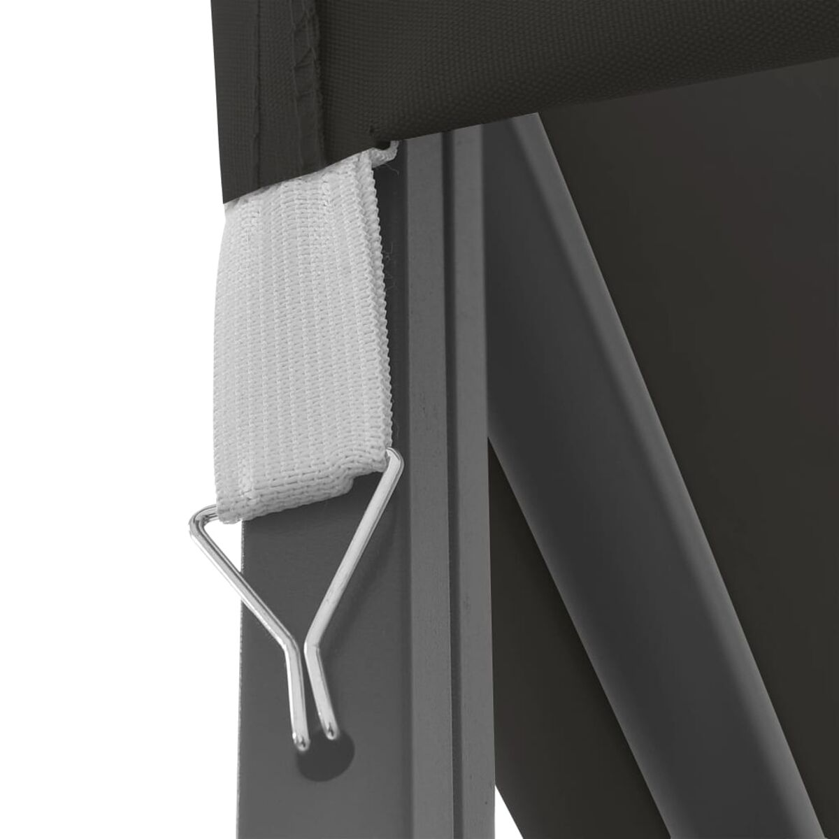 Nahaufnahme einer Metallhalterung mit weißem Stoffband und Metallhaken. Die Halterung ist dunkelgrau.