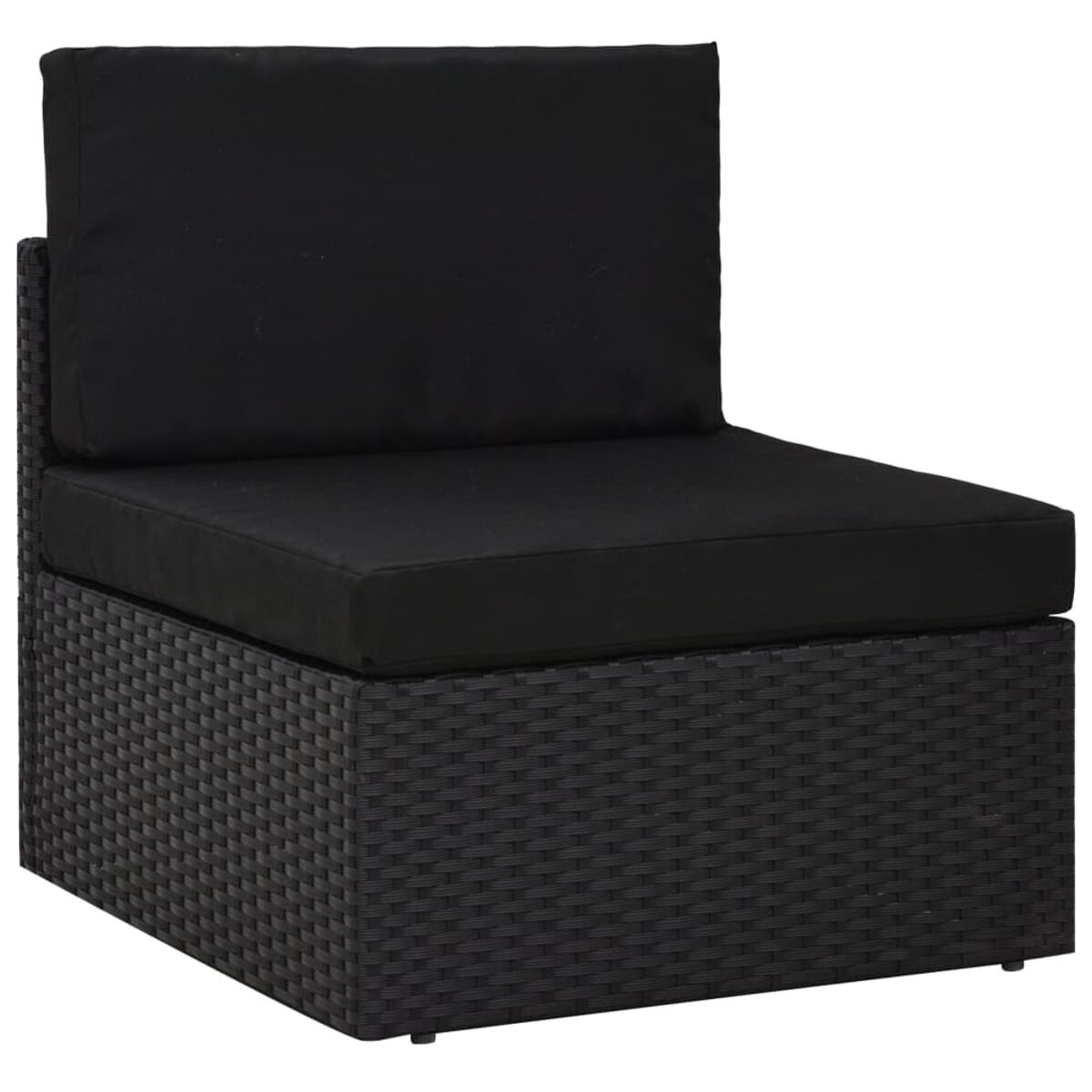 Schwarzer Rattan-Sektionsstuhl mit schwarzem Kissen. Weißer Hintergrund.