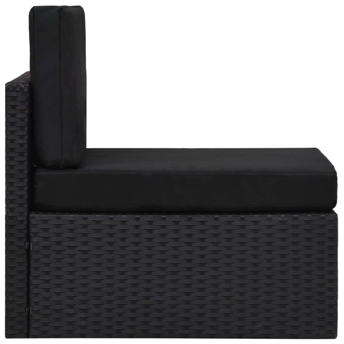 Ein schwarzes Outdoor-Sofa aus Korbgeflecht mit einem schwarzen Kissen. Seitenansicht.