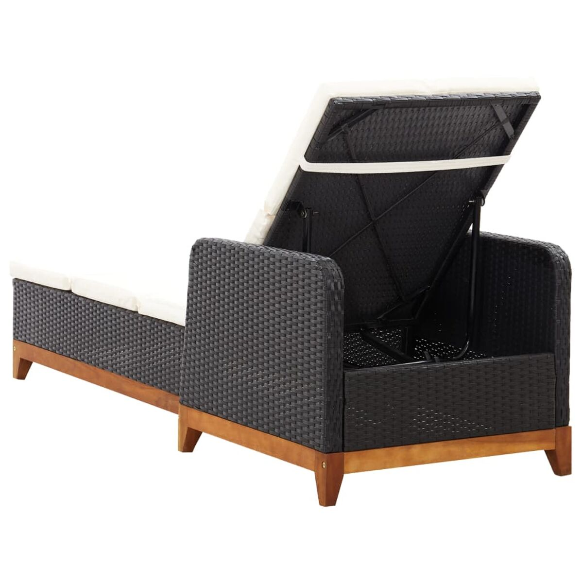 Eine schwarze Rattan-Sonnenliege mit weißem Kissen, die Rückenlehne ist geöffnet.
