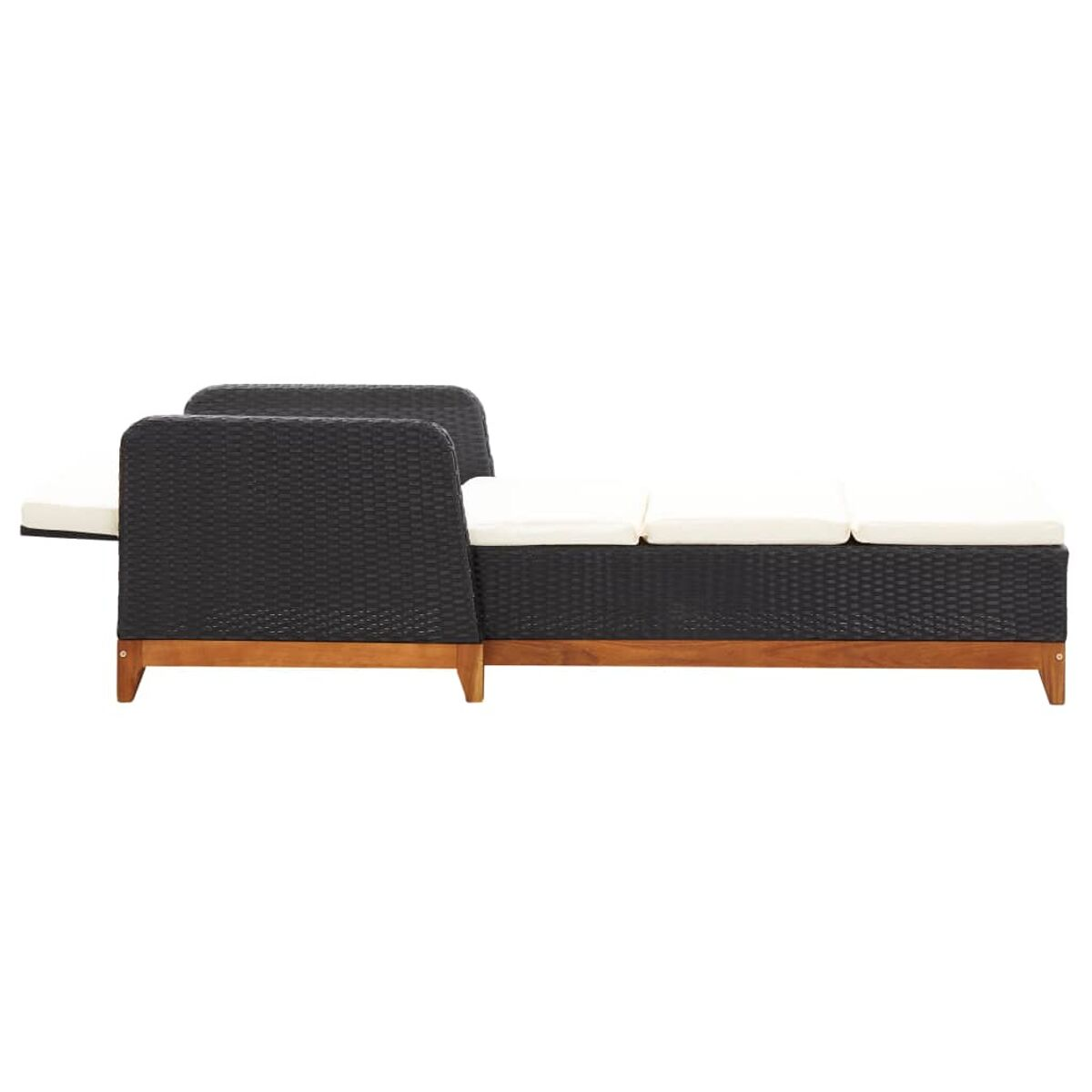 Schwarzes Rattan-Outdoor-Sofa mit weißen Kissen auf Holzbasis.