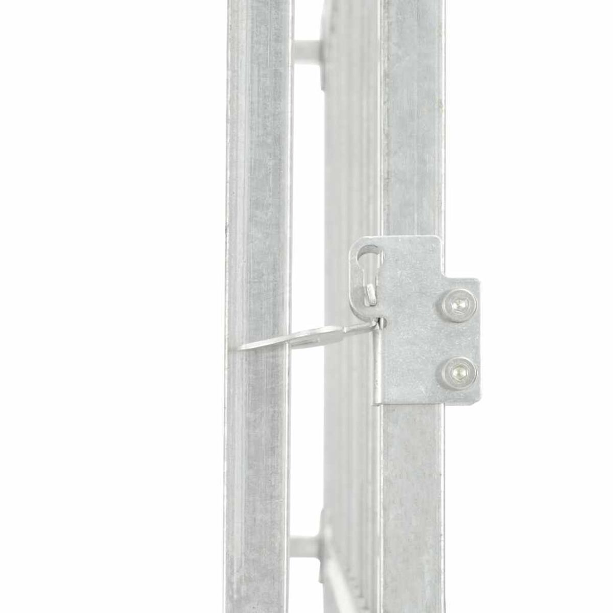 Detail des Metall-Torschlosses. Zwei vertikale Stäbe mit Riegel und Griff.