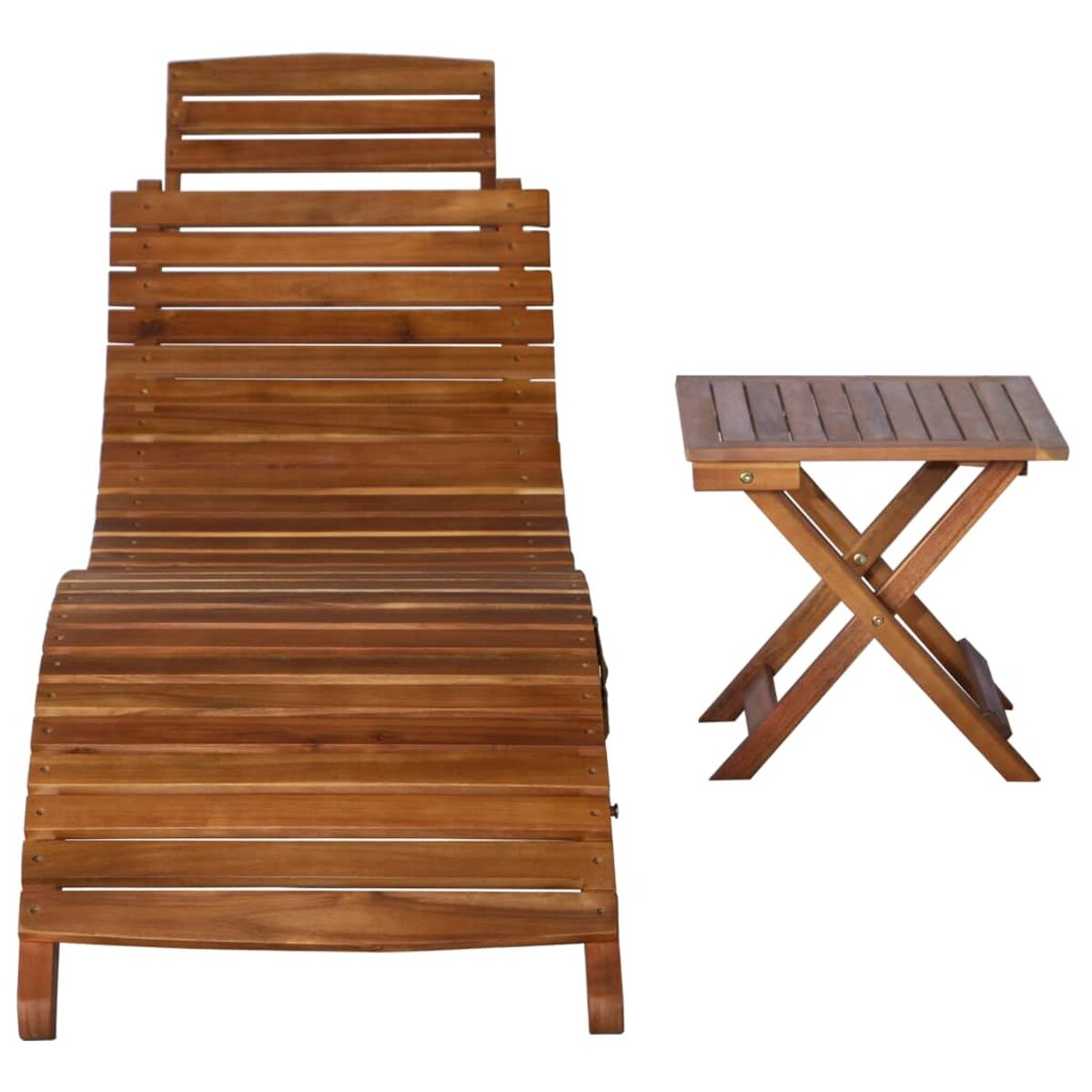 Holzliegestuhl und kleiner Klapptisch. Beide sind braun und aus Holz.