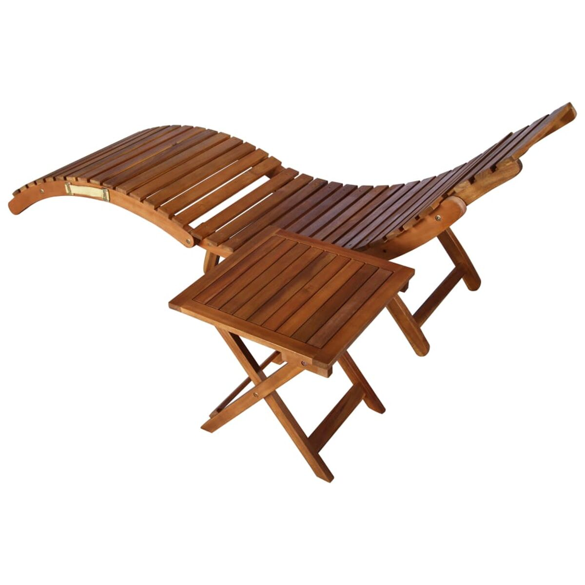 Chaiselongue und kleiner Tisch aus Holz. Weißer Hintergrund.