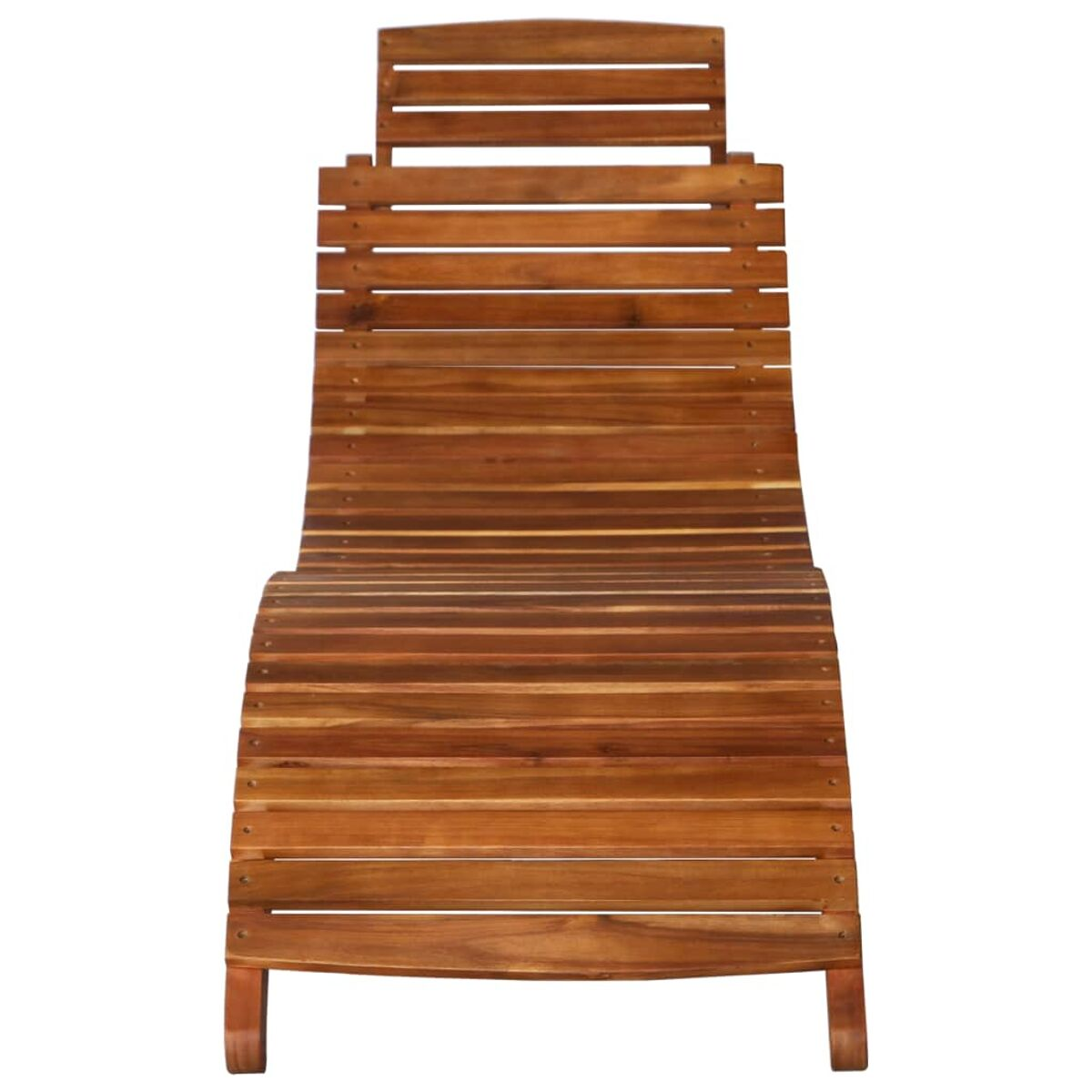 Holzliegestuhl mit Lamellendesign. Die Kopfstütze ist erhöht.